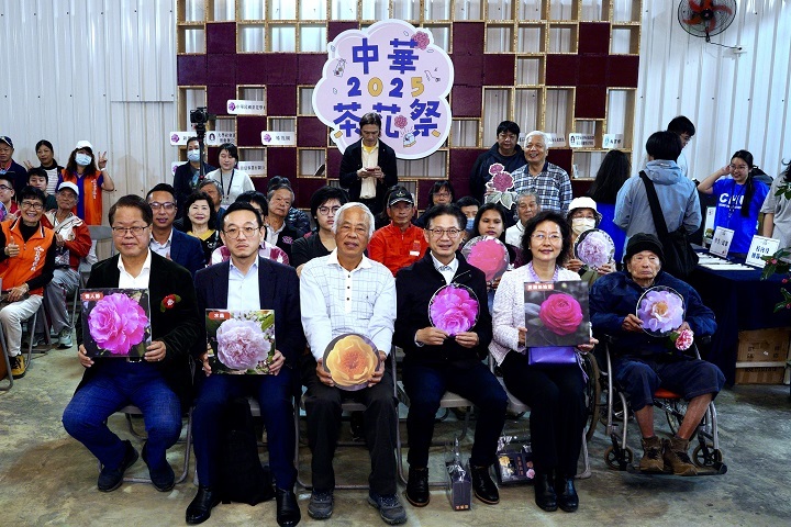 產學夥伴與師生齊聚一堂，共同見證茶花祭創新與USR成果。