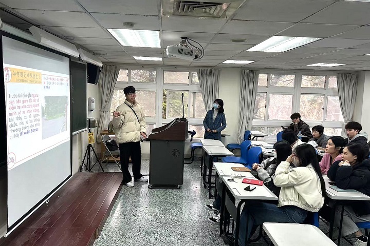 外籍生種子講師以中文完成試教演練後返回班級宣導,將交通安全觀念推廣至同儕之間。