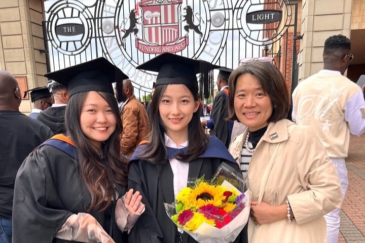 圖/第二屆台英雙學位學程的學生,日前於英國桑德蘭大學順利畢業;觀光學院張馨文院長特地前往參加畢業典禮給予祝福。