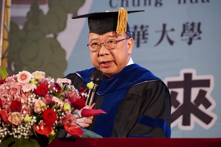 校長劉維琪提出「陽光、創新、π中華」,勉勵畢業生打造競爭優勢。