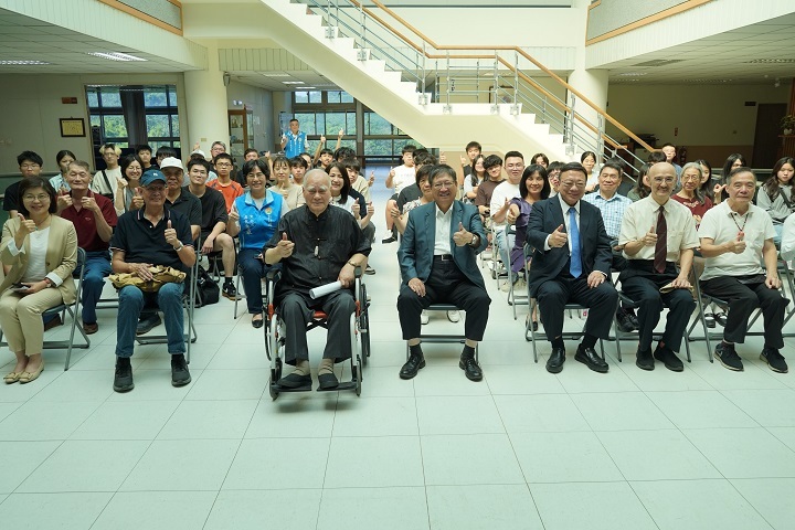 開幕茶會現場嘉賓雲集,新竹縣縣長楊文科(前排中) 、新竹縣政府秘書長李安妤、文化局局長朱淑敏、教育局局長楊郡慈、中華民國廣電工會前理事長暨資深影視媒體人俞曉佩、中華萃思學會榮譽理事長兼中華大學前校長沙永傑(前排右二)皆出席現場,展現藝文活動的高度關注。