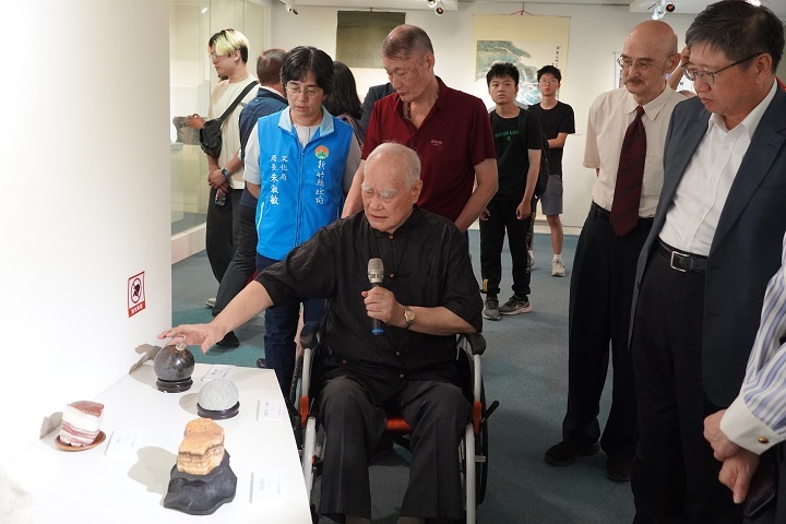 洪錫銘先生特別展出罕見外太空隕石「天鐵」圓珠,展現多元文化之美,吸引眾人目光。