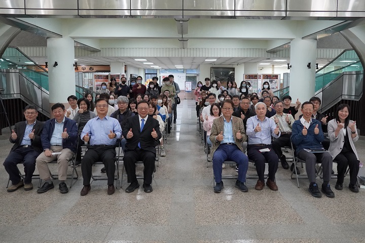 中華大學舉辦高教深耕成果展，師生與貴賓齊聚合影，共同見證教育深耕的亮眼成果。
