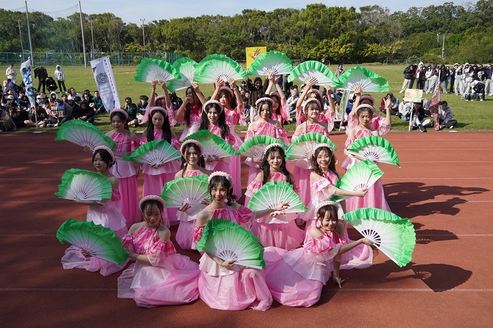 國際專修班以越南傳統舞蹈優雅登場，整齊劃一的扇子舞展現文化之美，驚豔全場。