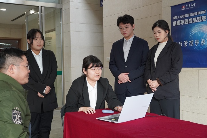 行政管理學系團隊：「我們的靈感來自生活觀察，新竹科學園區帶動經濟發展的同時，也影響周邊空氣品質。這次專題讓我們更理解空汙問題的複雜性與重要性。」