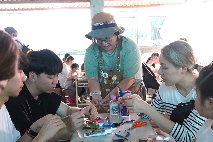 圖／中華大學建築學院葉慈青講師，藉由創意手作工作坊帶領大家將廢棄的植物莖葉DIY製成文創鑰匙圈。