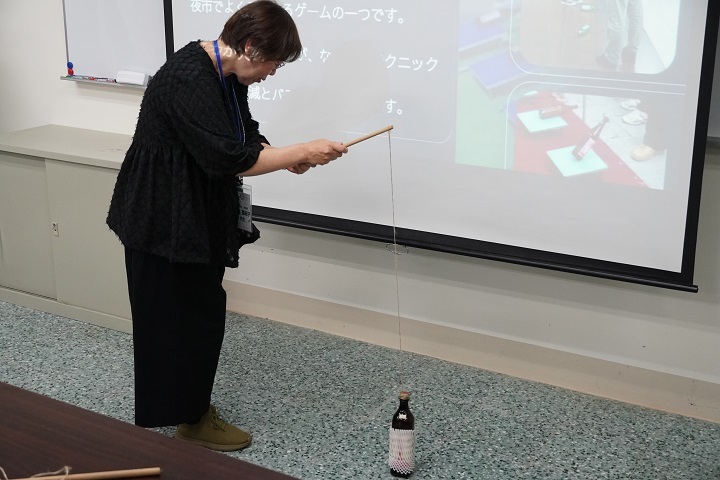 宮城教育大學高橋亞紀子老師親身體驗臺灣傳統遊戲「釣酒瓶」，在輕鬆愉快的互動中感受中華大學學生用心安排的在地文化魅力。