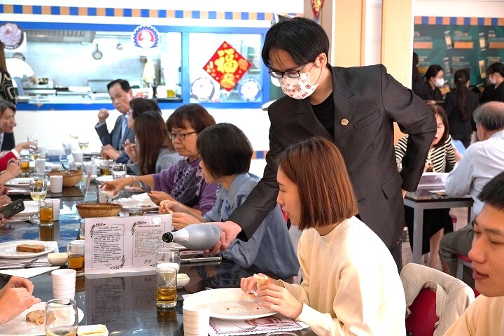 圖／學生們在「饌苑」餐廳展現所學，以國際級餐廳外場服務提供賓客良好的用餐體驗。