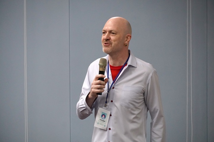 圖／校方特別請英國EMI名師Steven Murray擔任會議主持人，期望能在彼此的交流下，共同提升台灣雙語教育的品質。