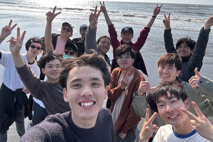 圖/日本同學們遊訪新竹在地景點南寮，玩得相當開心。
