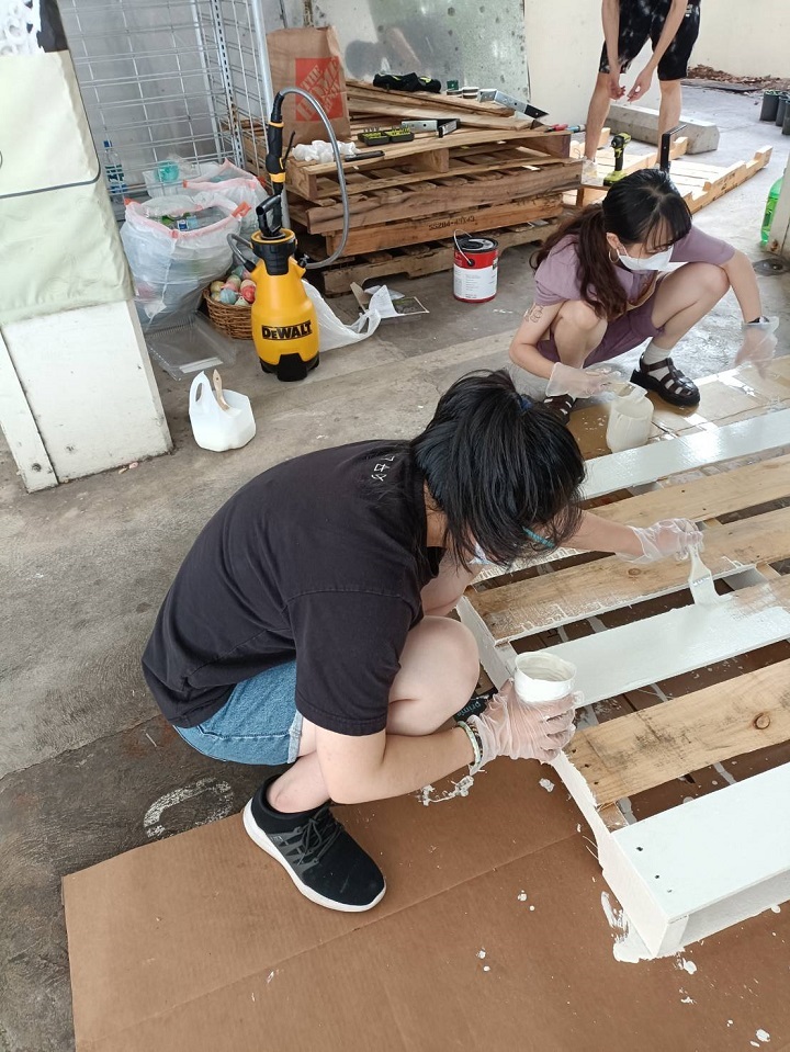 圖/學生到夏威夷台商企業實習，各式課程豐富，從木棧板上漆彩繪，都要一手包辦。