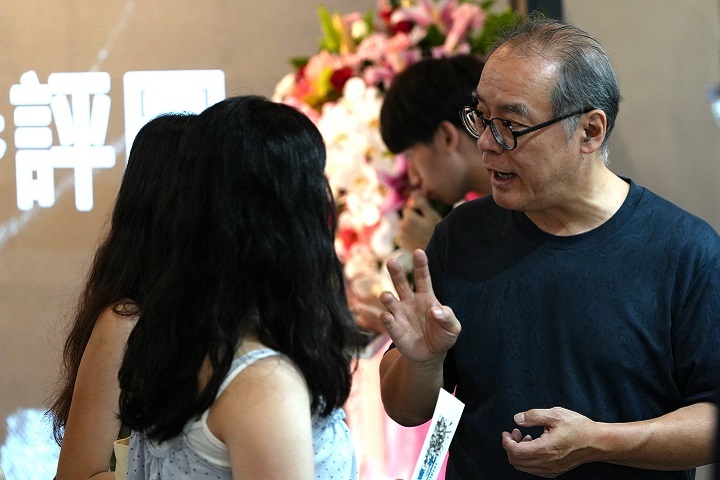 蔡新日（右）老師指出，學生作品展現與城市對話的設計思維與人本關懷。