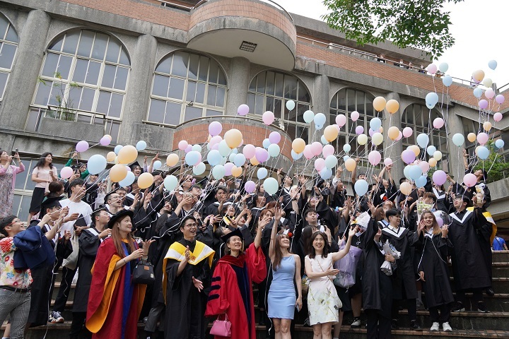 圖/中華大學觀光學院自辦院畢典已邁入第12年。