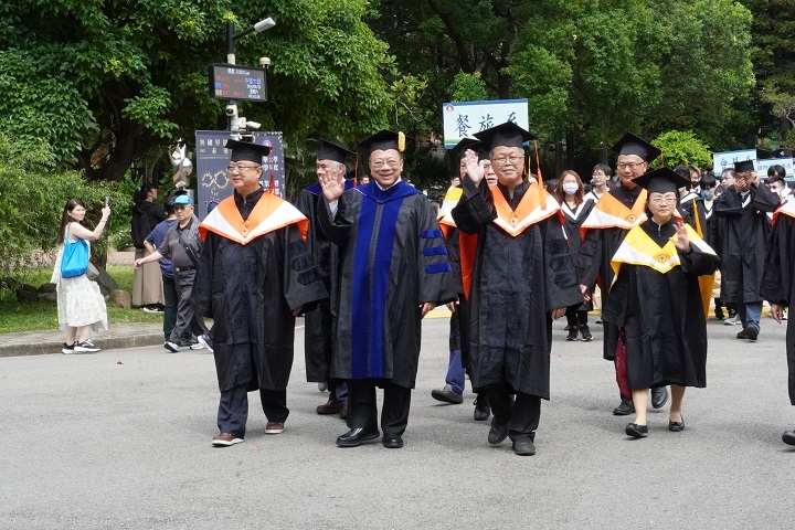 圖／中華大學畢業生在師長帶領下，進行校園巡禮。