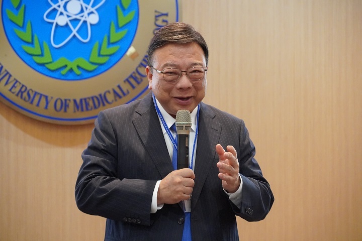 中華大學劉維琪校長指出，通識中心的核心在於啟發學生的好奇心與提問能力，培養多元思辨與跨域整合的能力。