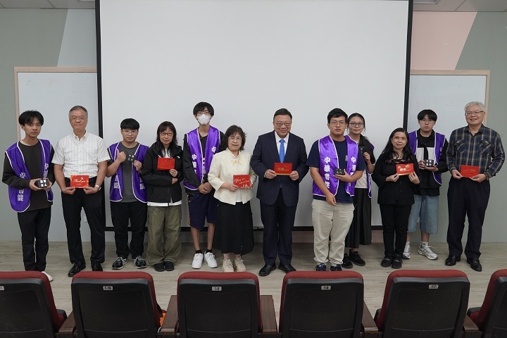 師長與學生代表合影，展現書院制度下的師徒互動與文化傳承，並推動漢學與歷史的國際交流。