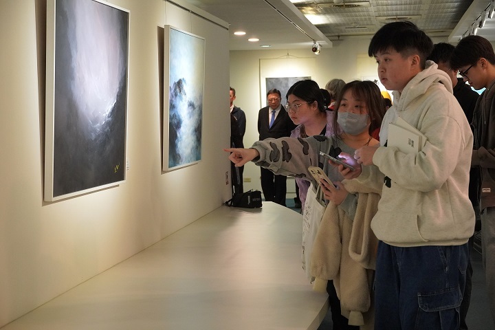 學生們專注欣賞作品，在藝術氛圍中體會美感，並透過觀察與思考開啟自我內在的對話，學習更加深刻與多元化。