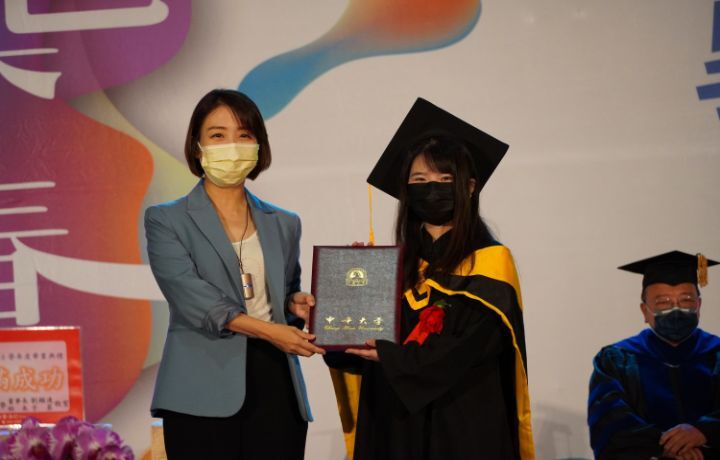 圖/中華大學董事長李姸慧，頒獎給碩士班優秀畢業生。
