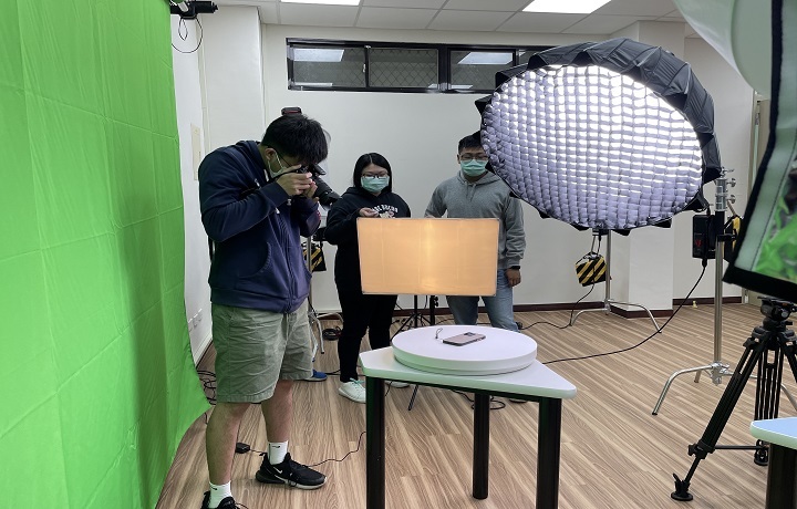圖/中華大學全新的CAI教室設有專業攝影棚，讓同學可以實際操作。
