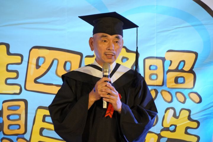 圖/63歲的中華大學餐旅系畢業生戴義祥感謝師長照顧，也勉勵所有畢業生活到老學到老的重要性。
