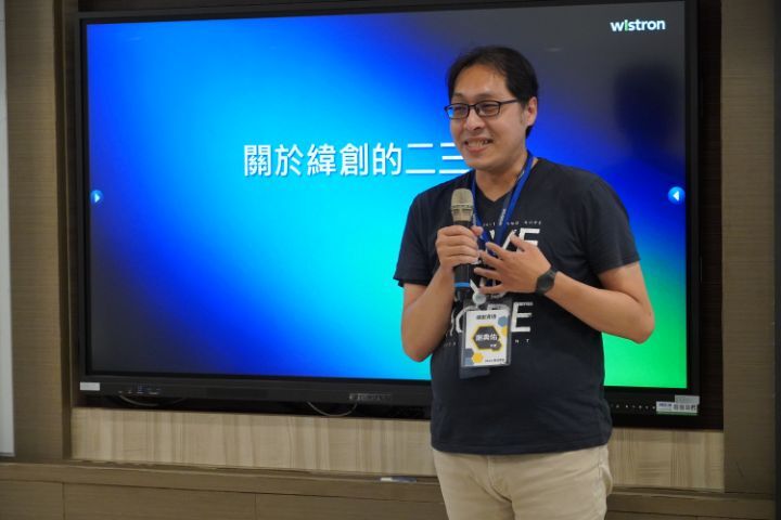 圖/緯創資通製造系統整合服務課經理謝典佑勉勵學生要始終走在使用者前端,透過自主管理和不斷學習來累積成長。
