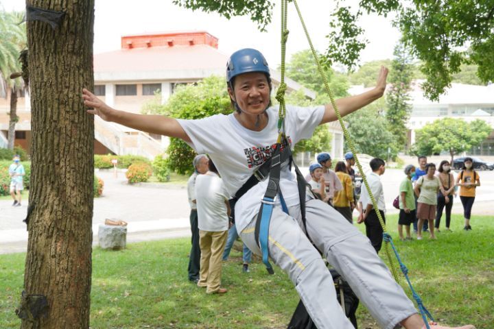 圖/中華大學觀光學院院長張馨文親自體驗攀樹活動，與新生家長同樂。
