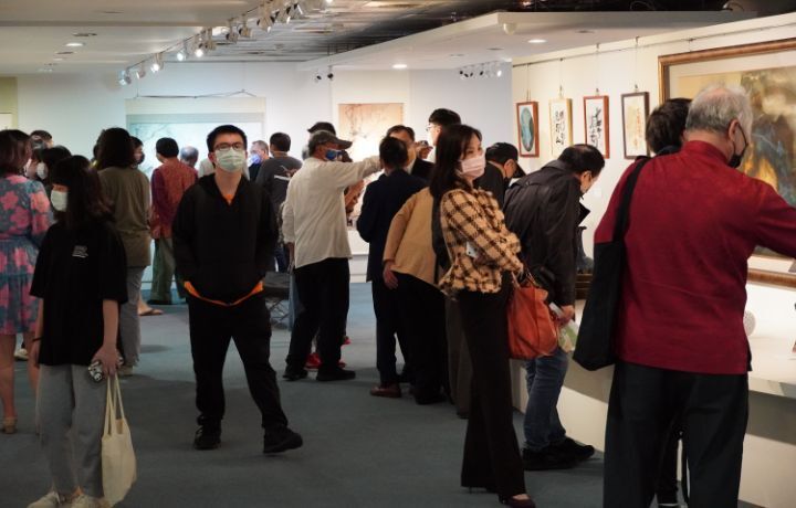圖/開幕茶會後師生與來賓在藝文中心參觀四聯展。