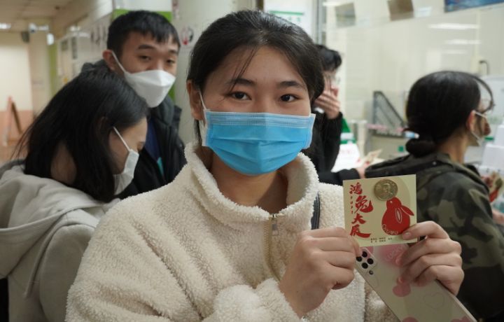 圖/國際專修部學生陳氏梅芳在郵局巧遇校長,也意外收到50元硬幣錢母的新年祝福。