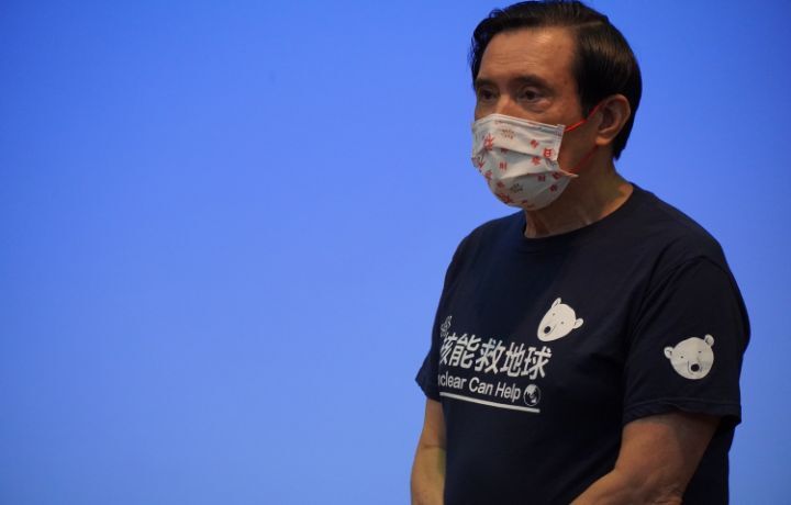 圖/馬英九講到能源政策時，刻意脫下西裝外套，秀出有「核能救地球」字樣的T恤。