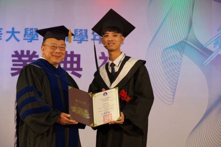 圖/中華大學校長劉維琪頒發特殊表現畢業生獎給景觀系畢業生張誠恩，肯定他積極推動社造，善盡大學社會責任的努力。