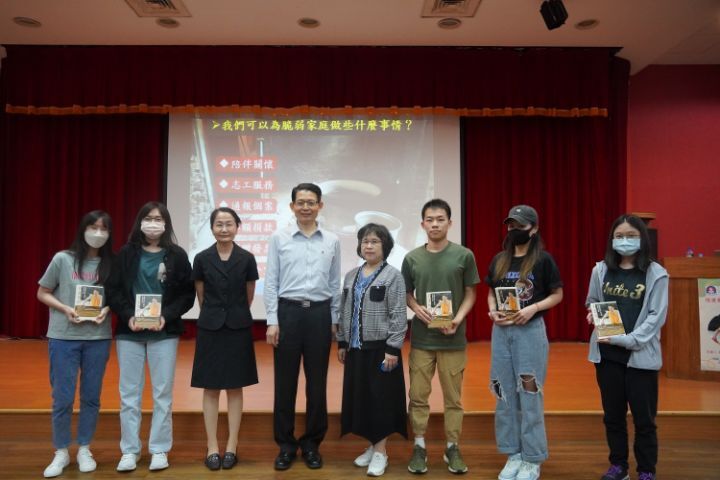 圖/羅紹和在講座會後贈送5本今年初出版的新書給中華大學同學。