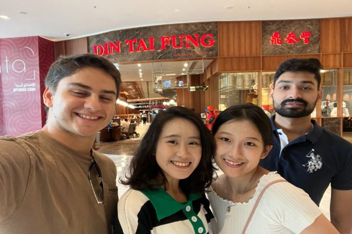 圖/周宜潔(右2)與張正親(左2)和同學一起到杜拜的鼎泰豐餐廳品嚐家鄉味。