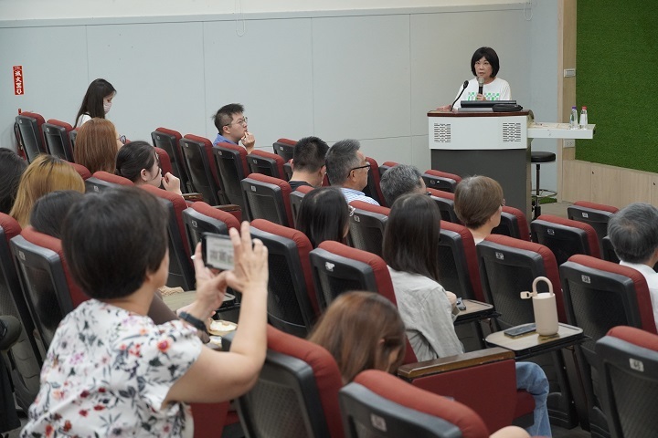 陳美伶董事長於講座中深刻分享永續理念，現場師生專注聆聽，獲益良多。