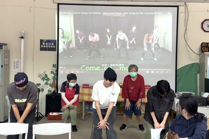 圖／中華大學的外籍生，藉由帶動唱融入英文教學，不僅幫助長輩學習英文語調，還能讓他們伸展筋骨，活動身體。