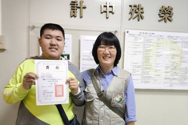 圖/行管系林宇威(左)與媽媽馬佳卉(右)在去年底的「全國智慧型自走車競賽」中獲得佳作成績。