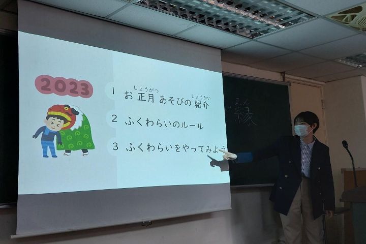 圖/日本短期海外教育實習,學生上台試教日文,讓中華大學的教授評分。