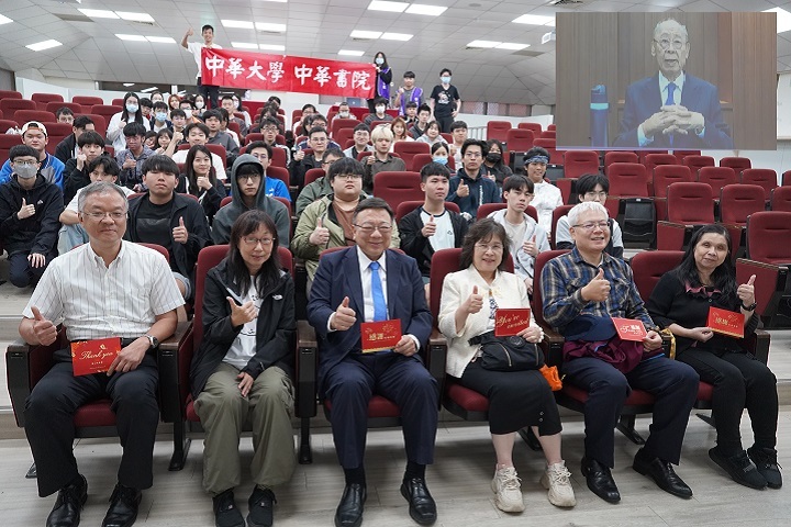 中華書院舉辦大師講座暨拜師禮，全體師生合影留念（右上為榮譽書院長錢復以線上方式參與），展現書院重視人格養成與自我領導力的教育精神。