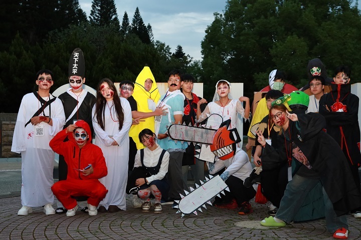 鬼怪齊聚!學生們以創意妝容與驚悚造型熱情參與萬聖節活動,展現中華大學多元文化與青春活力。