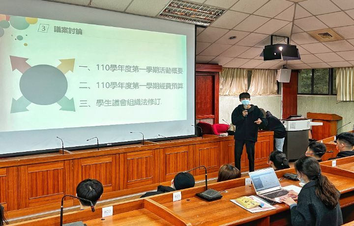 圖/張誠恩擔任學生議會副議長期間,持續關注學生會的各項動態與議案。