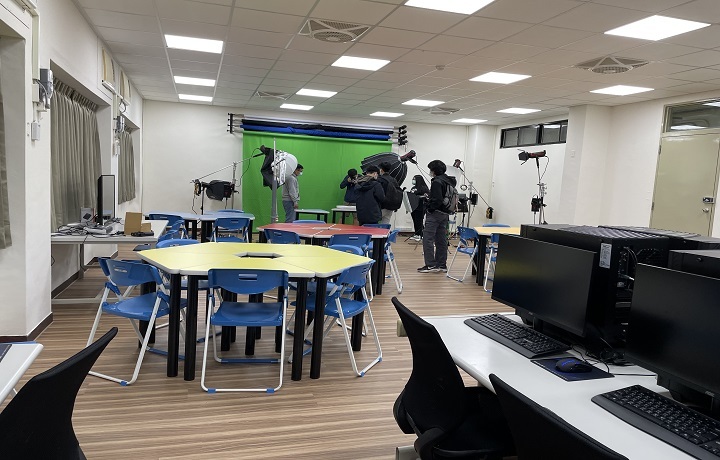 圖/ CAI教室有高階電腦區、討論區和專業攝影棚區，是一間三合一跨領域教學的多功能教室。