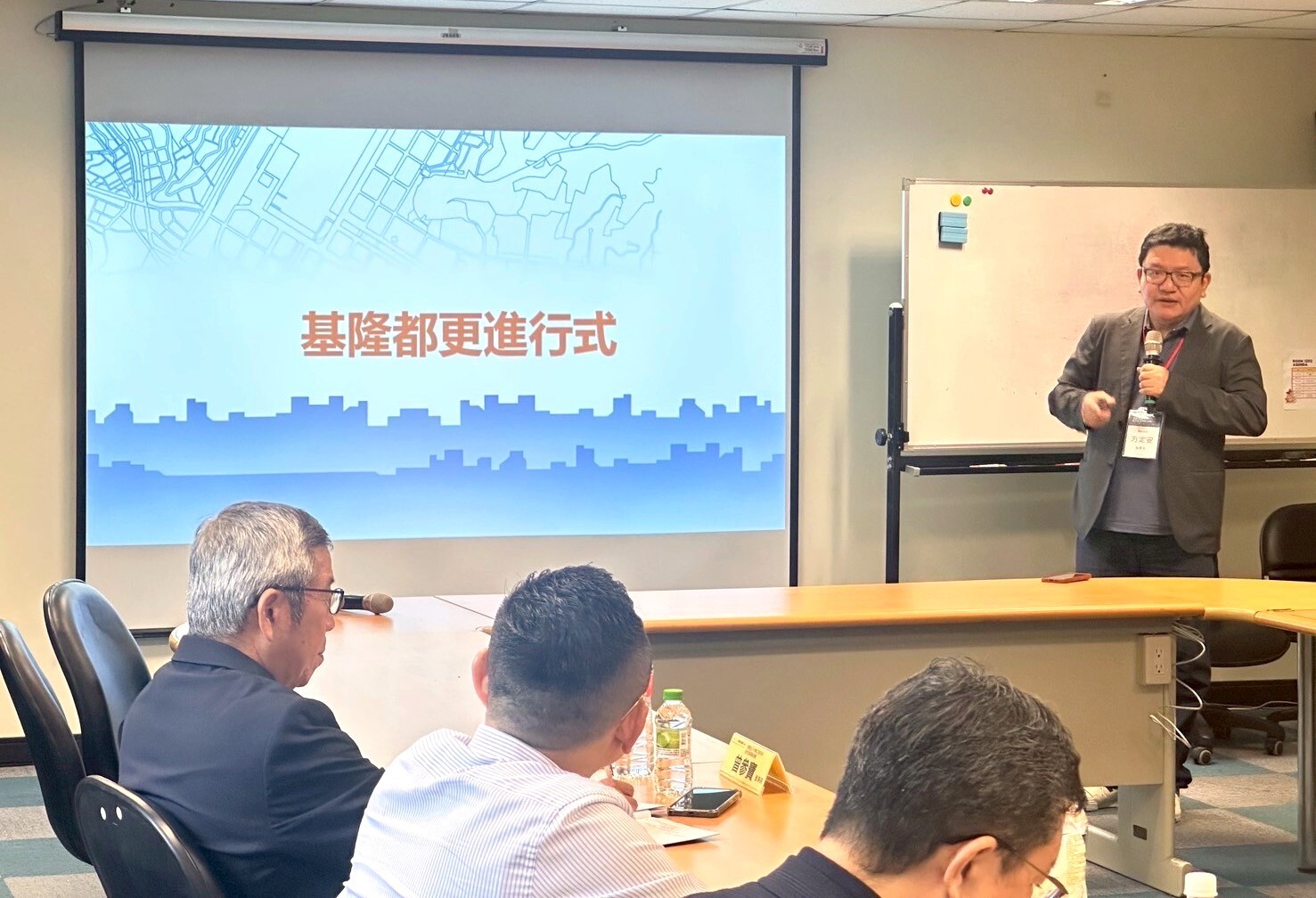 研討會下午舉行兩場主題論壇，邀請全台專家學者聚焦「智慧城市」與「都市更新」議題。