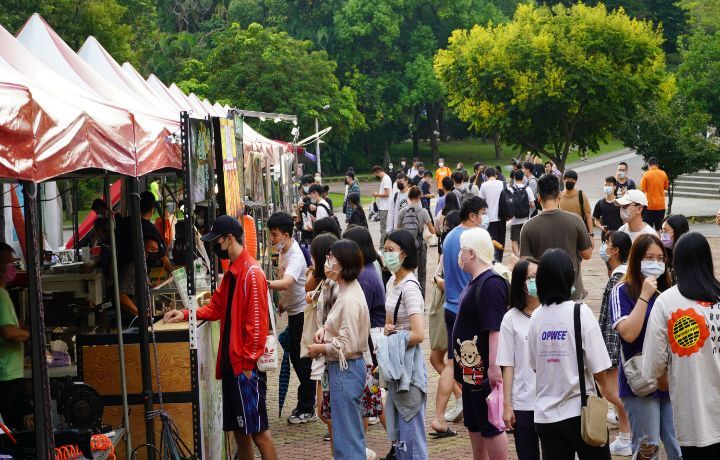 圖/中華大學社團博覽會宛如小型園遊會般，讓大一新生有吃有玩又有拿。