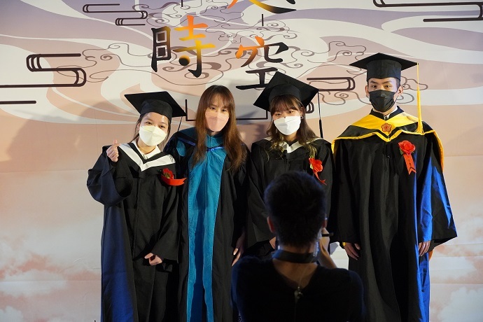 圖/會展系系主任詹宜螢(左2)感性勉勵畢業生,要相信自己「正在抵達」的路上。