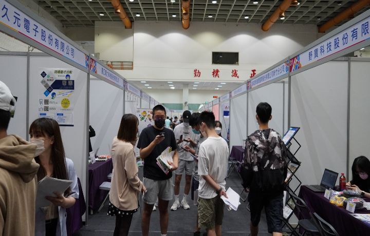 圖/ 中華大學就業博覽會26日熱鬧登場，共有80多家廠商釋出近3500個職缺來校園徵才。
