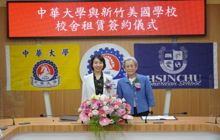 圖/中華大學董事長李姸慧（左），新竹美國學校榮譽董事長張富美（右），是促成2校合作的關鍵人物。