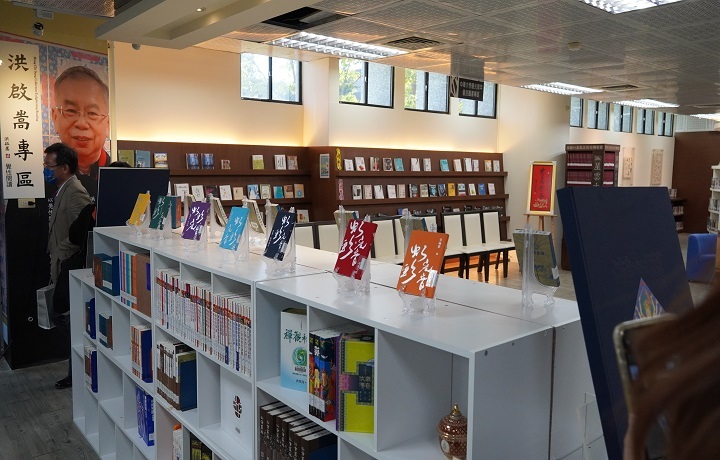 圖/中華大學圖書館設置洪啟嵩專區，典藏近300部著作。