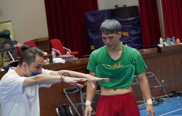 圖/中華大學競技啦啦隊教練王柏達，靠著熱血操兵帶心，練出不少國手。