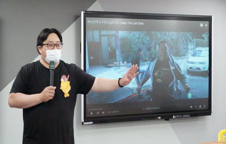 圖/電影《角頭》飾演「胖達」一角而爆紅的吳震亞，到中華大學教導學生如何用手機拍微電影。