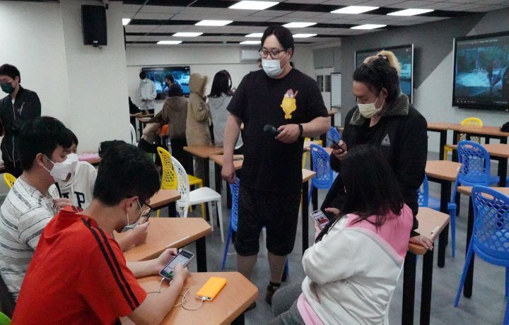 圖/學生分組討論創作劇本時，吳震亞聽取學生想法並給予建議。