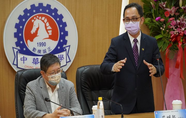 圖/中華大學校友總會新任理事長莊明熙(右)表示,首要任務是要把校友找回來。